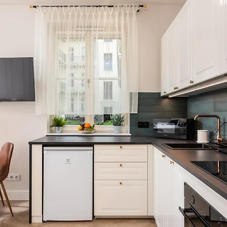 Atrium - Old Town Luxury - By Upstairs Apartment