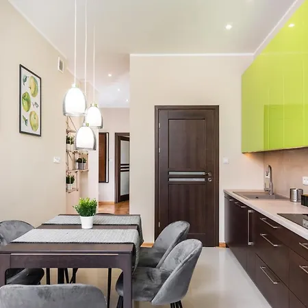 Spacious Around The Food Market - 5' To The Market Square - By Upstairs Apartment *