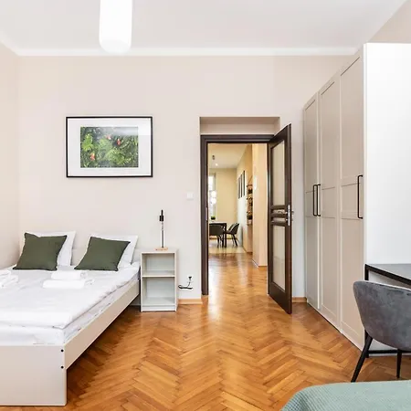 Spacious Around The Food Market - 5' To The Market Square - By Upstairs