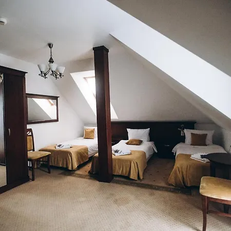 Bed & Breakfast Dworek Magnat 3*