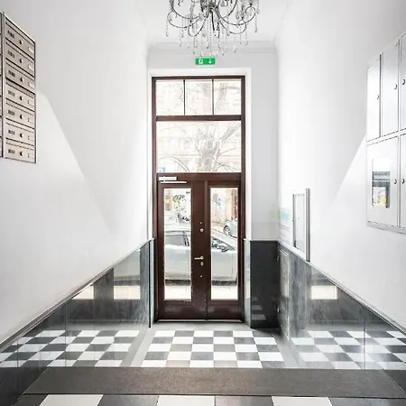 Uroczy Obok Opery I Dworca Glownego Z Netflix Apartment