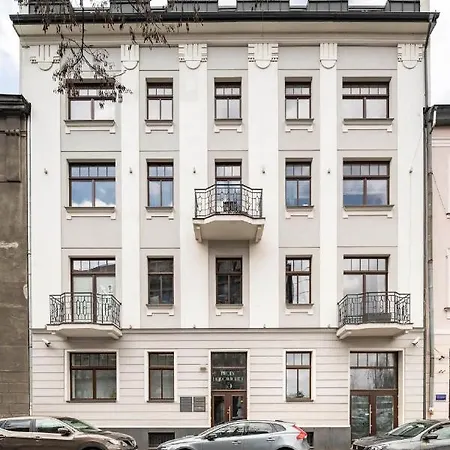 Uroczy Obok Opery I Dworca Głównego *