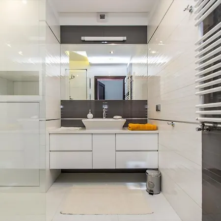 Landmark Apartment *