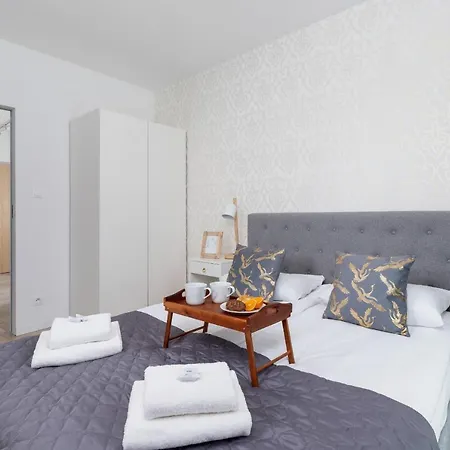 With Balcony & Parking Mogilska By Renters Prestige Apartment *