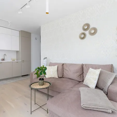 Apartment With Balcony & Parking Mogilska By Renters Prestige