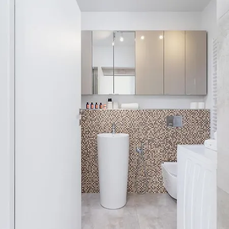 Apartment With Balcony & Parking Mogilska By Renters Prestige *