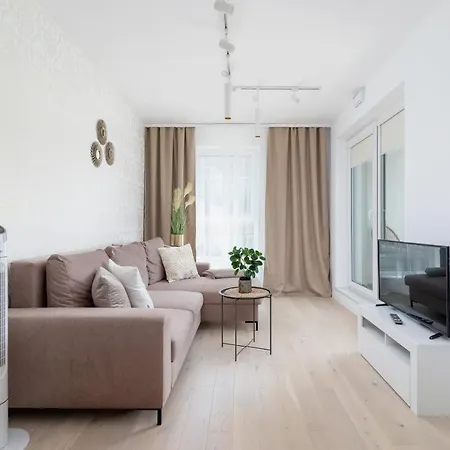 With Balcony & Parking Mogilska By Renters Prestige Apartment