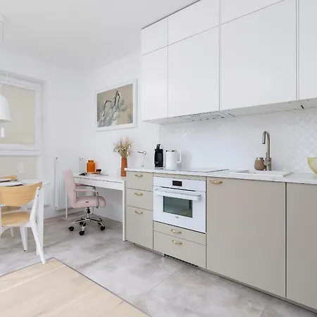 With Balcony & Parking Mogilska By Renters Prestige