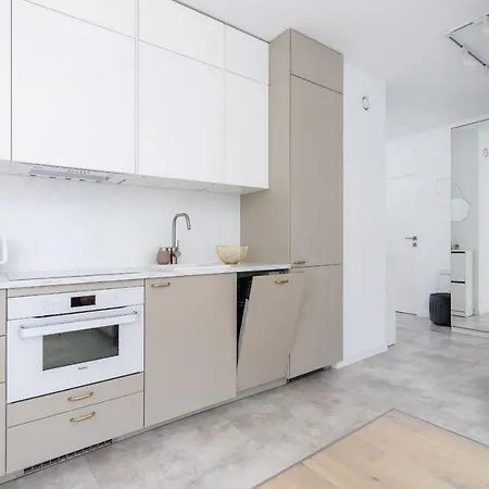With Balcony & Parking Mogilska By Renters Prestige Apartment *