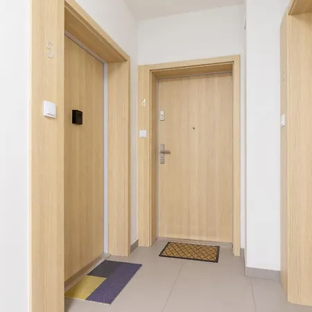 With Balcony & Parking Mogilska By Renters Prestige Apartment