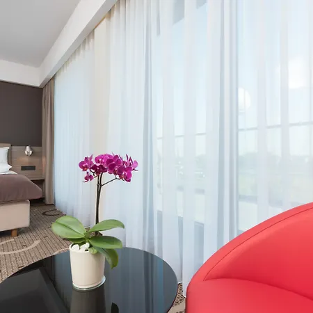 Q Hotel