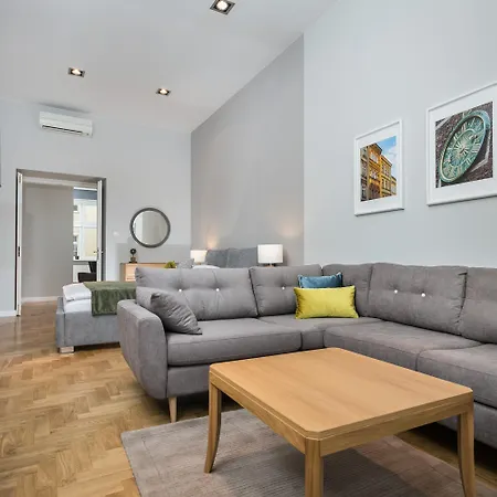 Venetian House Market Square 4*