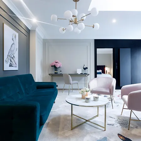 Queen Boutique Hotel 4*