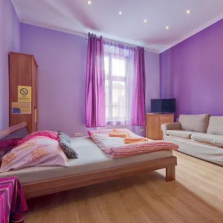 70s Hostel *
