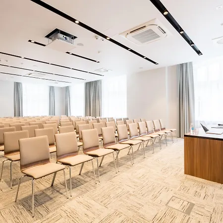 Grand Ascot Hotell 4*
