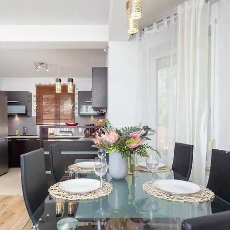 Three-bedroom House Czarnochowice By Renters