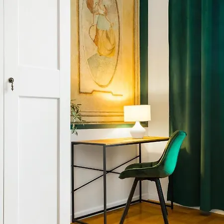 Glamorous In Heart Of Old Town Apartment