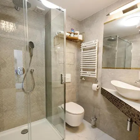 Wrona De Luxe