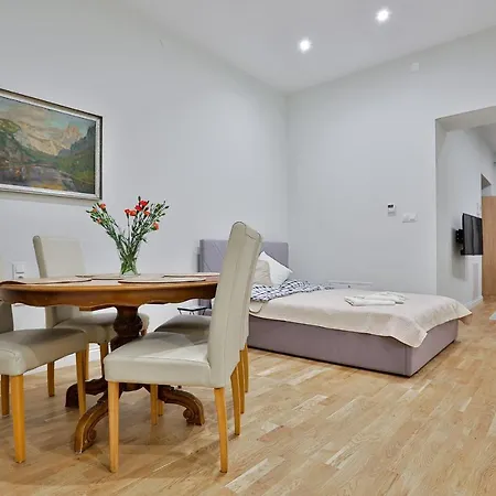 Art Palace Apartment *