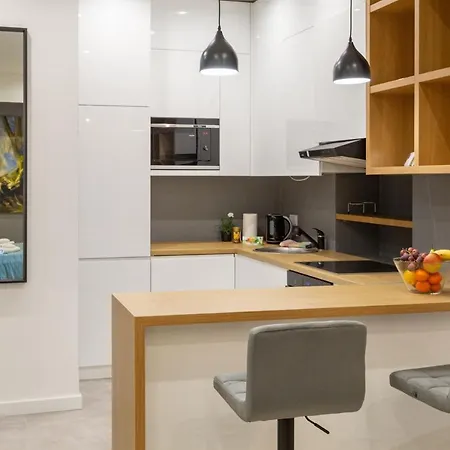 Shy But Shining! Lovely, Stylish & Fully Equipped. Apartment *