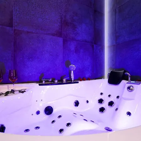 Jacuzzi&bike Apartment, *