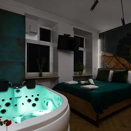 Jacuzzi&bike Apartment, *