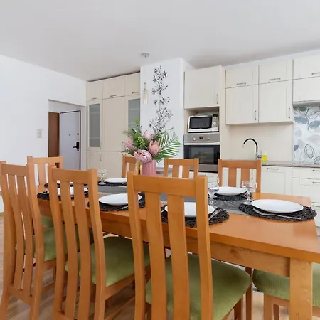 Grota Roweckiego Ruczaj Cracow By Renters Lägenhet *
