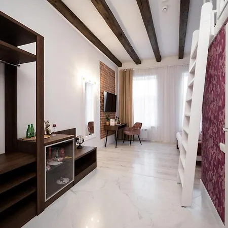 Hive Family House *