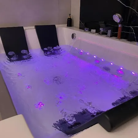 Z Jacuzzi Apartment