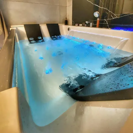 Z Jacuzzi Apartment