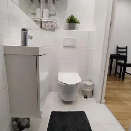 Apartment Self Check - In Topolowa Ideal Location Next To Main Rail, 10 Min To Main Square By Foot
