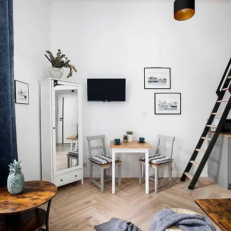 Charming With Kitchen - Old Town, Main Station Apartment