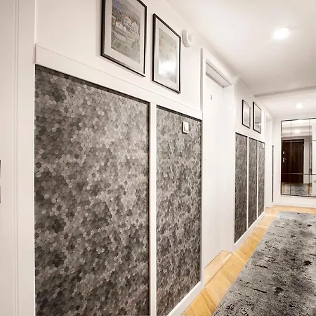 Charming With Kitchen - Old Town, Main Station Apartment *