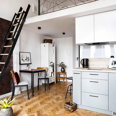 Charming With Kitchen - Old Town, Main Station Apartment