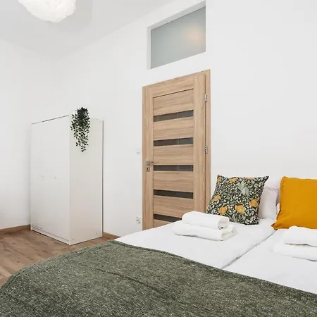 Apartment Bosacka X 1' Main Train & Bus Station - By Upstairs