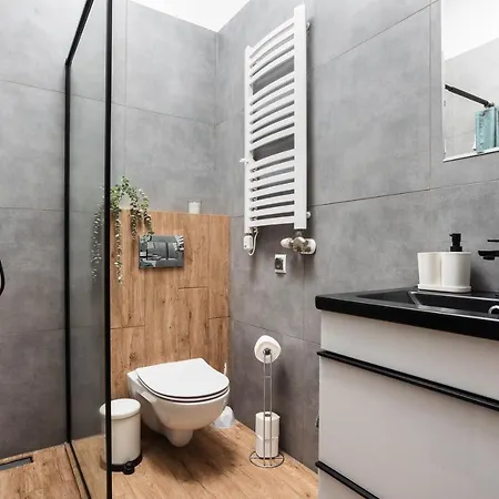 Apartment Bosacka X 1' Main Train & Bus Station - By Upstairs