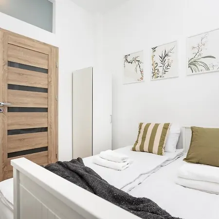 Apartment Bosacka X 1' Main Train & Bus Station - By Upstairs Krakow