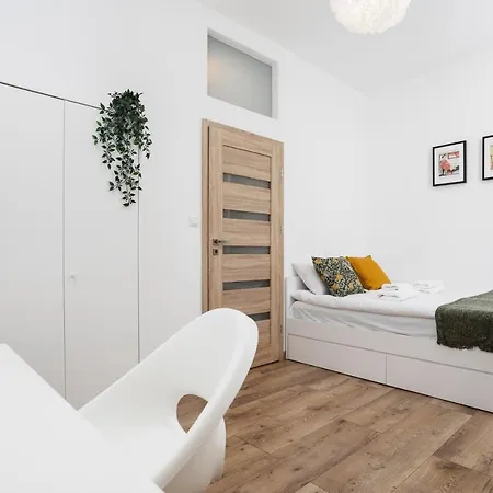 Apartment Bosacka X 1' Main Train & Bus Station - By Upstairs