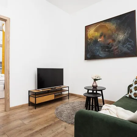 Bosacka X 1' Main Train & Bus Station - By Upstairs Apartment *