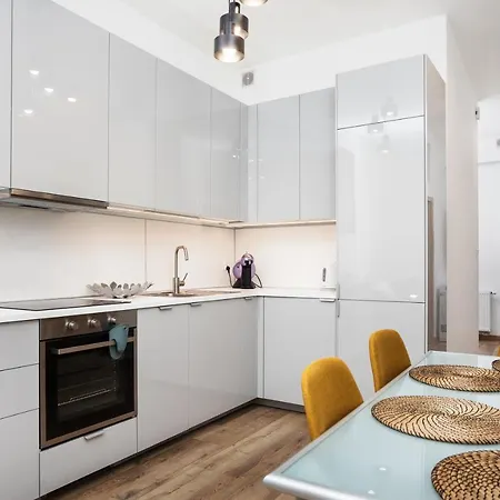 Apartment Bosacka X 1' Main Train & Bus Station - By Upstairs