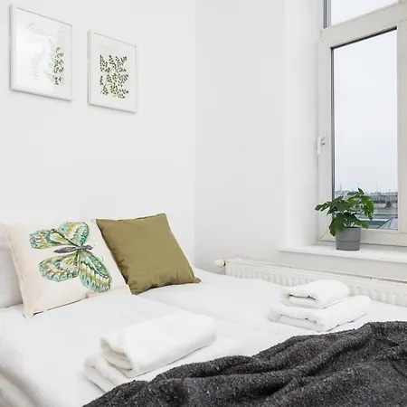 Bosacka X 1' Main Train & Bus Station - By Upstairs Apartment *