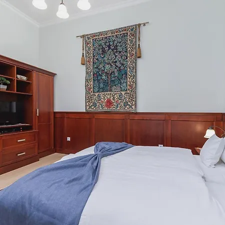 Elegant Aparthotel 2*