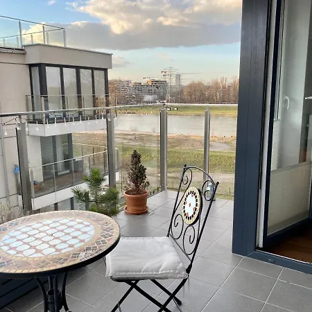 Apartment White And Bright With Riverside View And Parking
