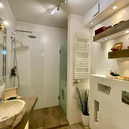 White And Bright With Riverside View And Parking *