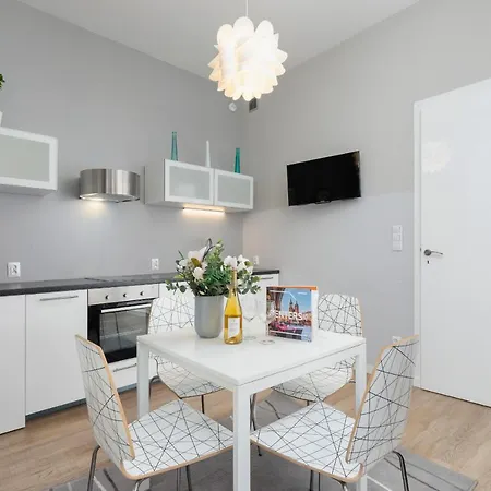 Planty Park Lobzowska By Renters Apartment