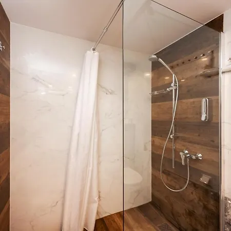 Hive Family House Hotel *