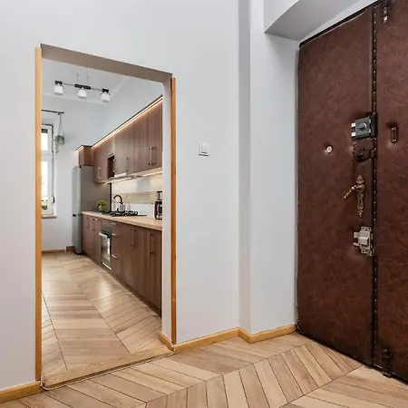 Classy Old Town - By Upstairs Apartment *