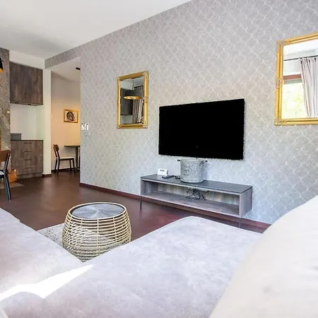 Inpoint 2-bedrooms With Private Garden And Free Parking Apartment
