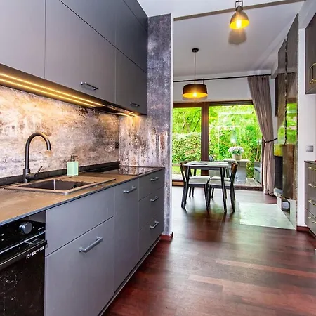Inpoint 2-bedrooms With Private Garden And Free Parking Apartment