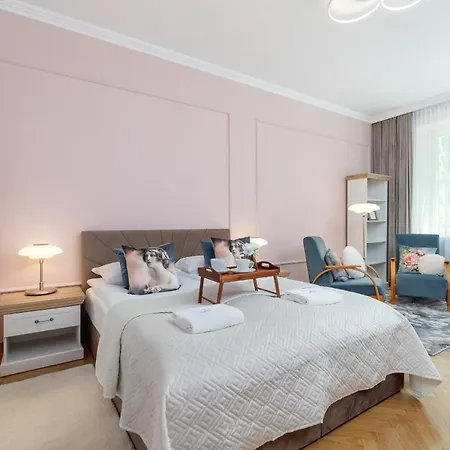 Luxurious & Unique Mickiewicza Cracow By Renters Prestige Apartament *